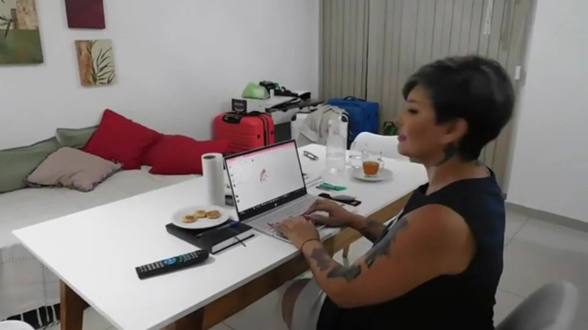 la vecina  trajo  un plomero  para  arreglar  una perdida  y yo lo hice meterme  terrible pija  en  el  culo